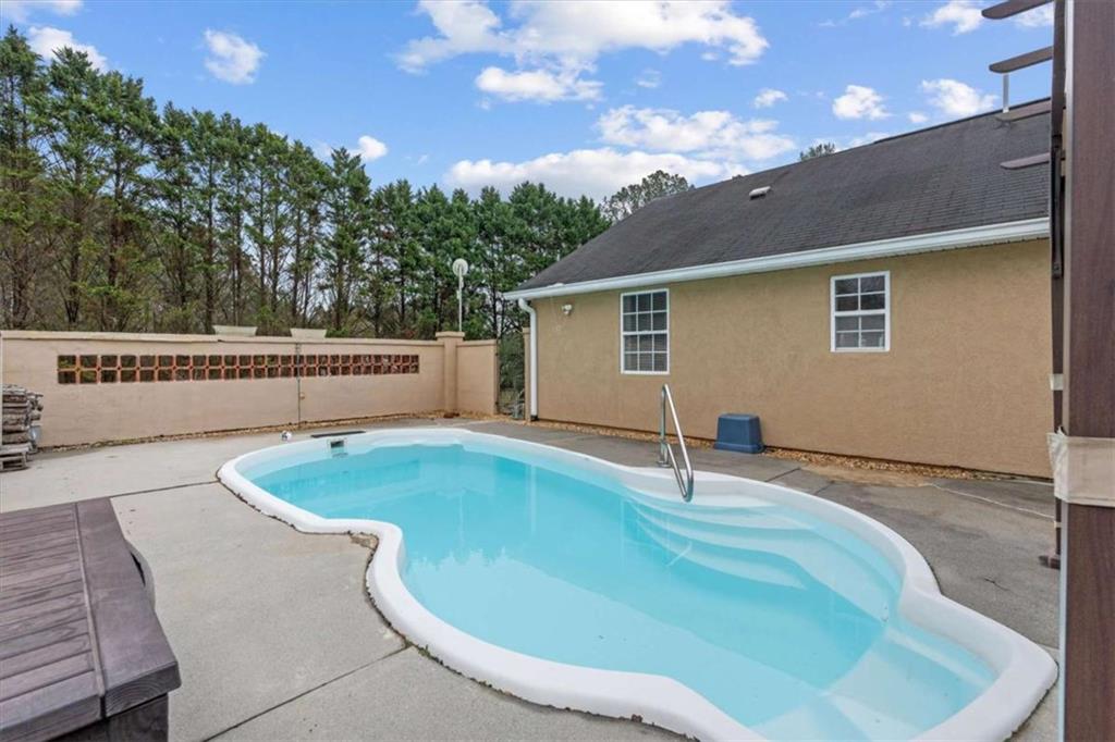 40-l Z L Z Jackson Road Bowdon, GA 30108 - Photo 4 of 25 a house view with a swimming pool