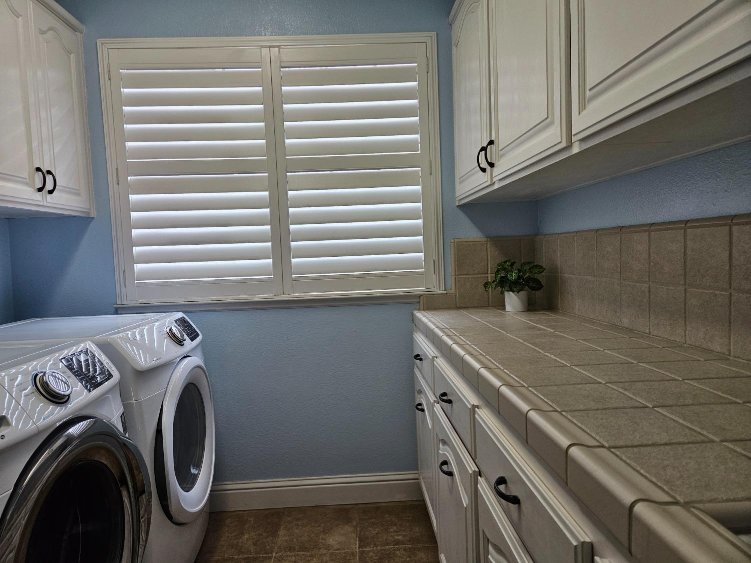 2607 Norwich Avenue Clovis, CA 93611 - Photo 54 of 55 a utility room with dryer and washer