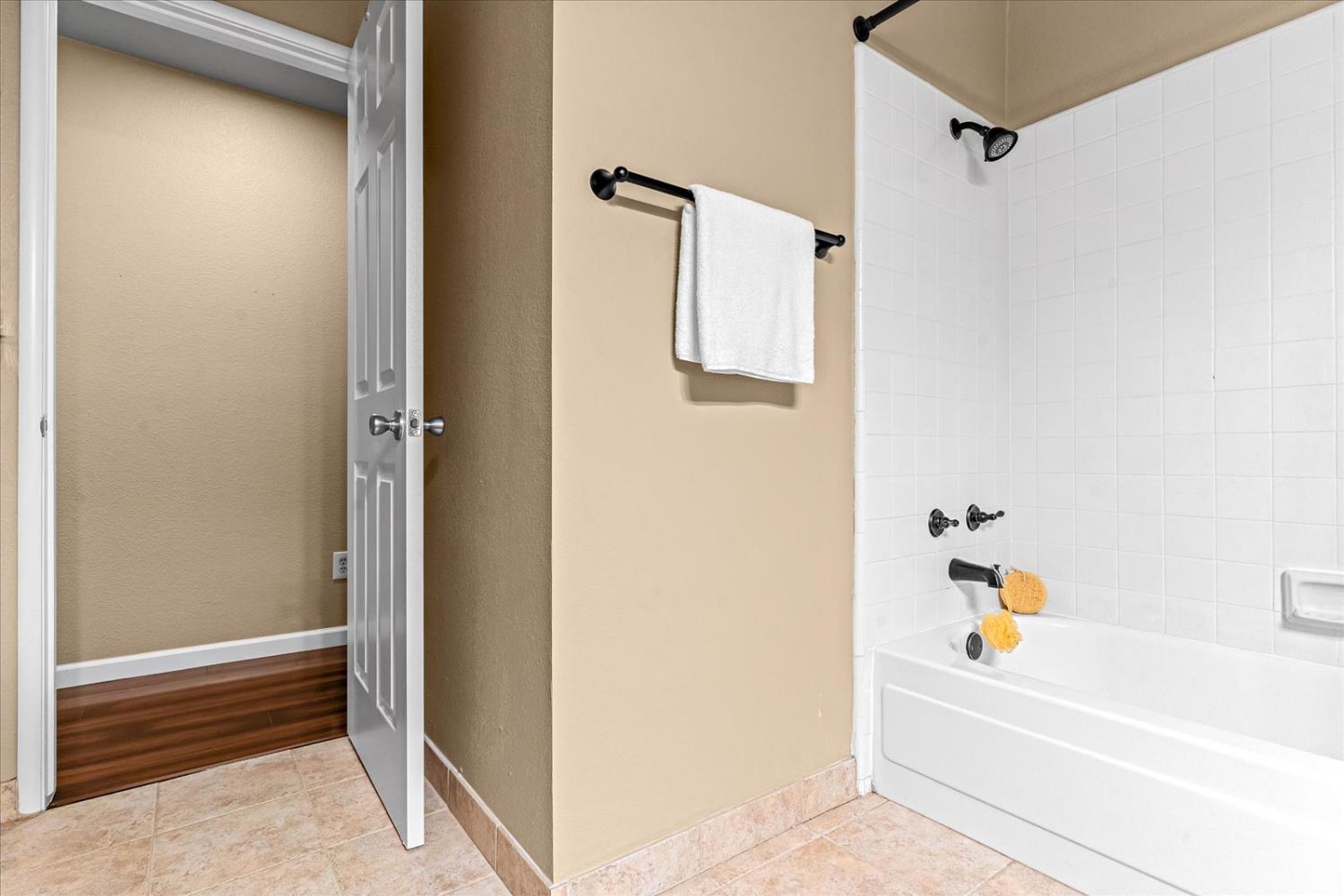 750 Lincoln Road, Unit 58 Yuba City, CA 95991 - Photo 43 of 69 a bathroom with a bathtub and a shower