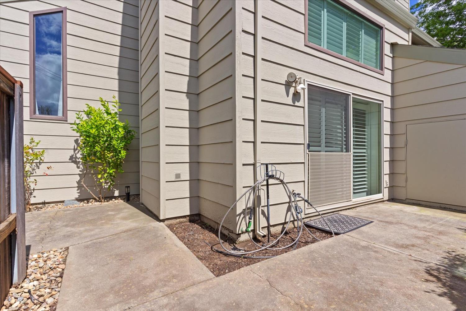 750 Lincoln Road, Unit 58 Yuba City, CA 95991 - Photo 60 of 69 a view of a patio with table and chairs and potted plants