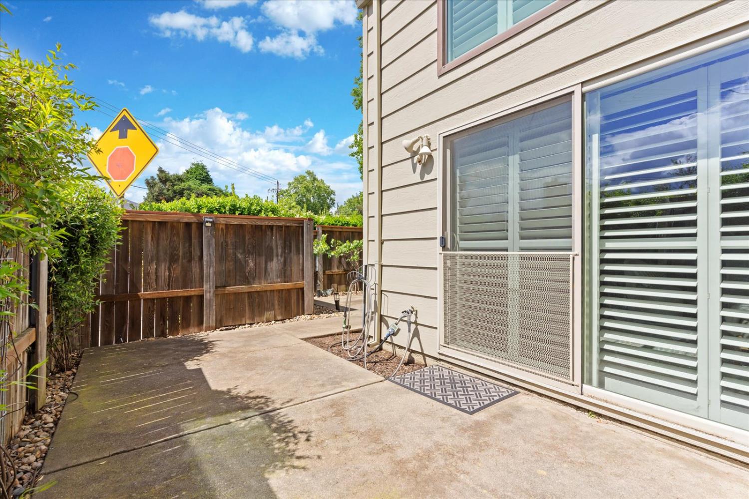750 Lincoln Road, Unit 58 Yuba City, CA 95991 - Photo 62 of 69 a backyard of a house with table and chairs and wooden fence