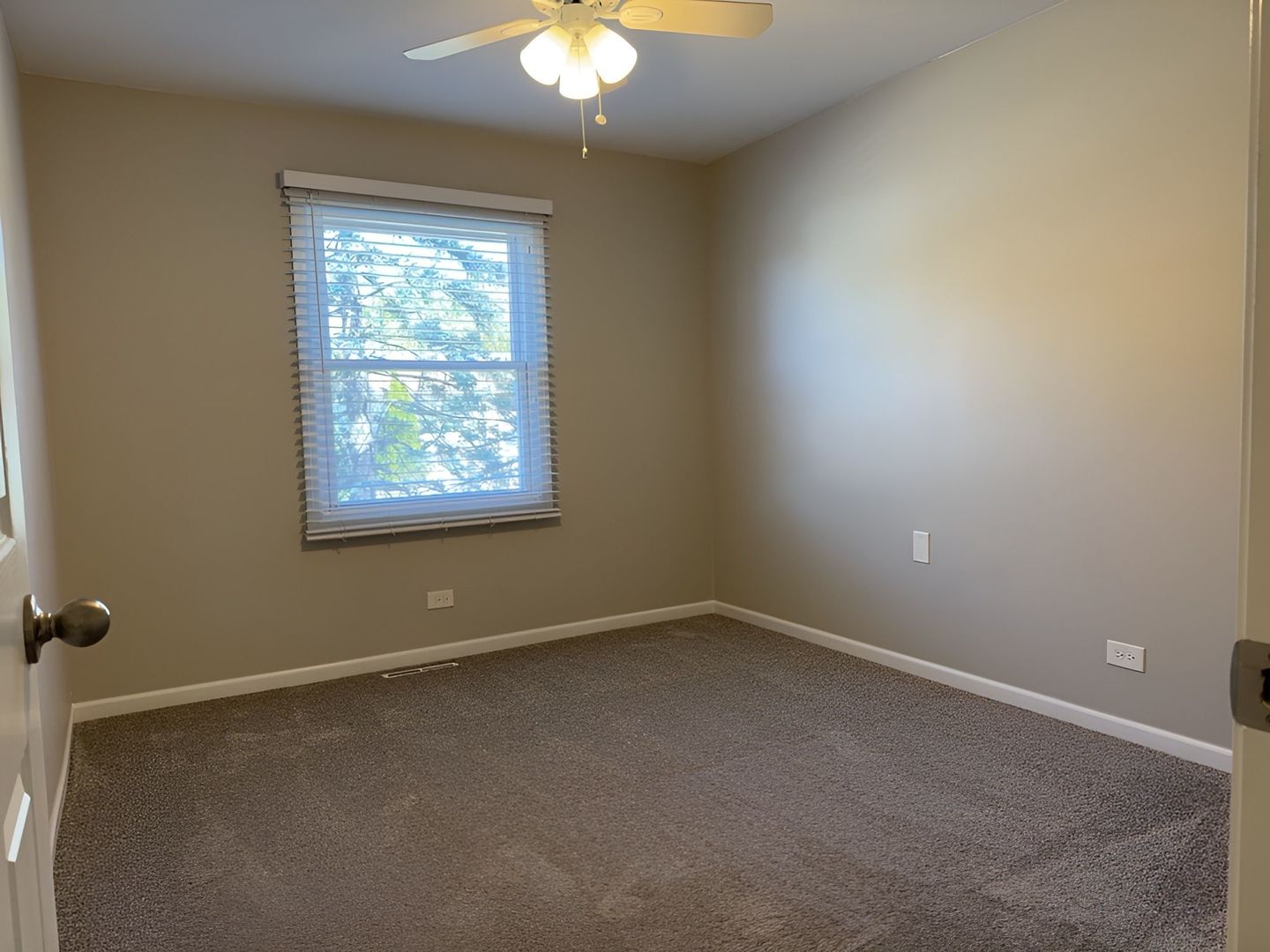 533 Surryse Road Lake Zurich, IL 60047 - Photo 26 of 51 an empty room with a window