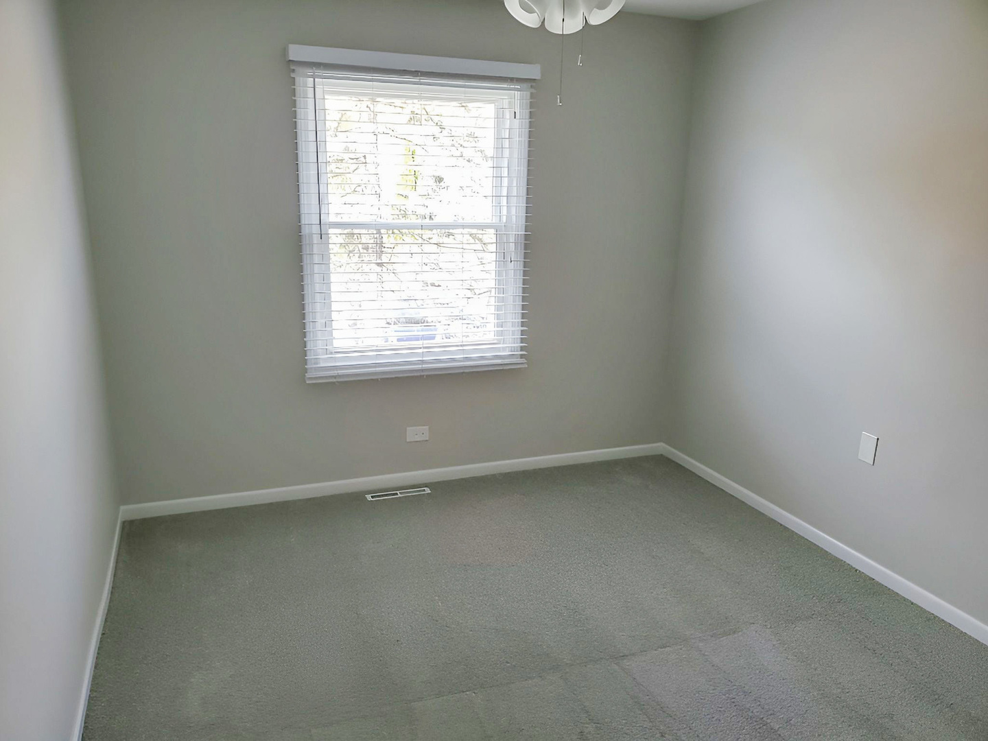 533 Surryse Road Lake Zurich, IL 60047 - Photo 28 of 51 an empty room with a window