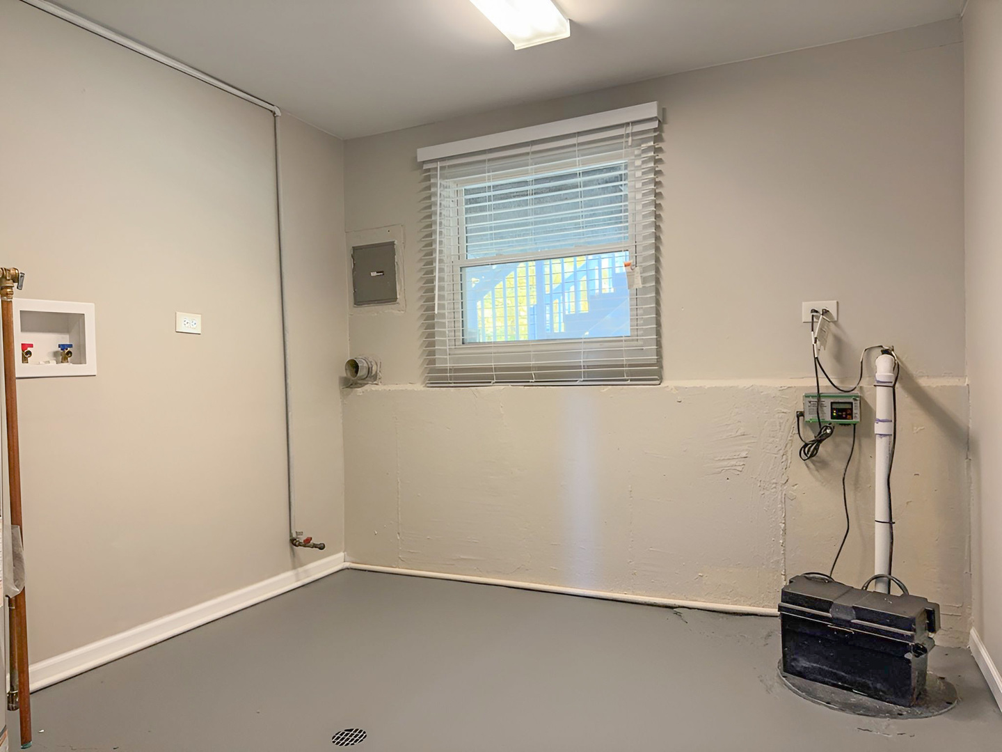 533 Surryse Road Lake Zurich, IL 60047 - Photo 43 of 51 an empty room with a window