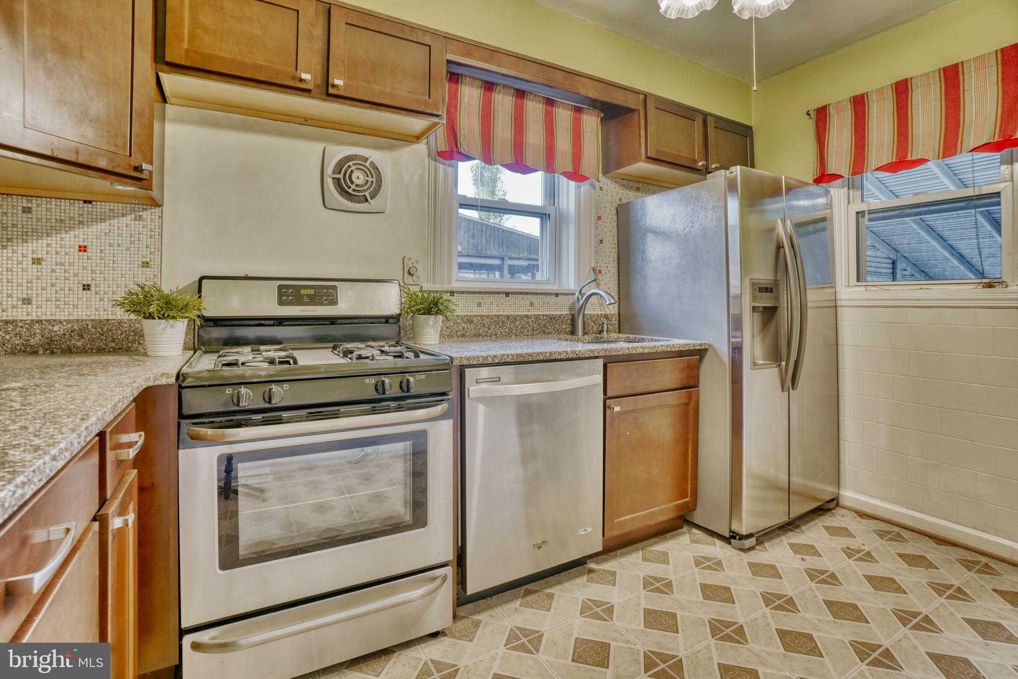 2702 Garnet Road Baltimore, MD 21234 - Photo 10 of 32 Stainless Steel Appliances