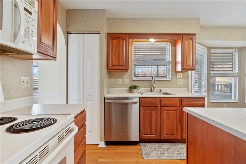 208 Commodore Drive McDonald, PA 15057 - Photo 6 of 36 a kitchen with stainless steel appliances granite countertop a sink stove and refrigerator