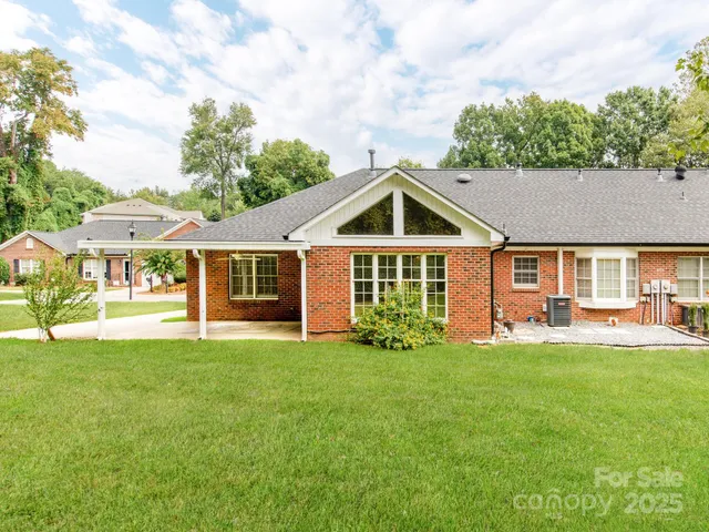a view of a house with a backyard