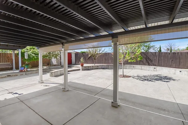 a view of a backyard