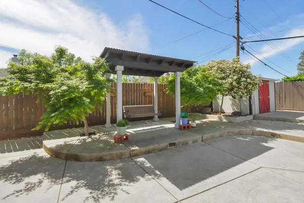 a view of a backyard