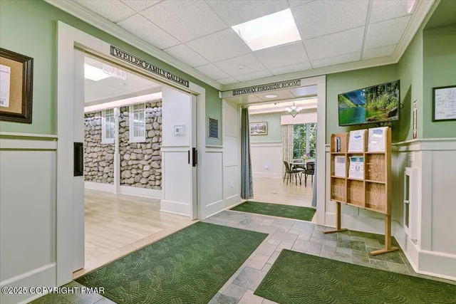 a view of livingroom with furniture