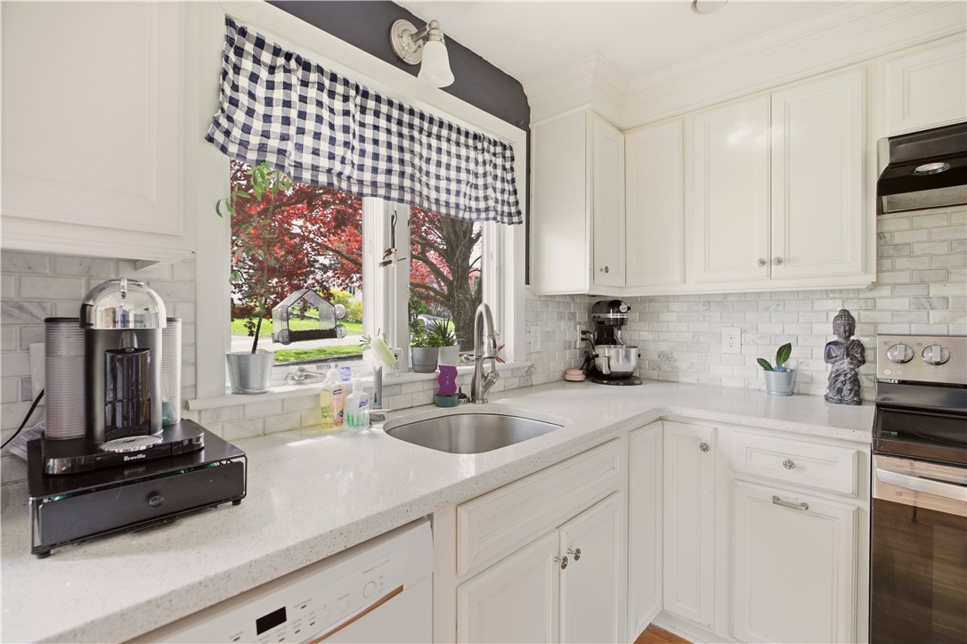 24 Harbor View Road Portsmouth, RI 02871 - Photo 8 of 46 Gallery Image 8