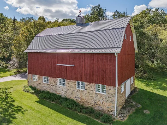 $1,375,000 | E1475 Owens La, La Valle, WI 53941