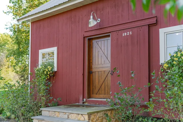 $1,375,000 | E1475 Owens La, La Valle, WI 53941