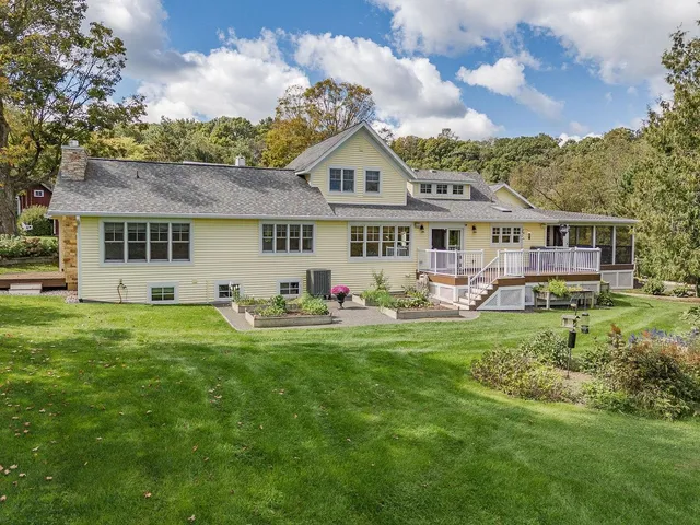 $1,375,000 | E1475 Owens La, La Valle, WI 53941