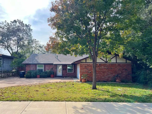 $2,295 | 3920 Sanguinet Street, Fort Worth, TX 76107