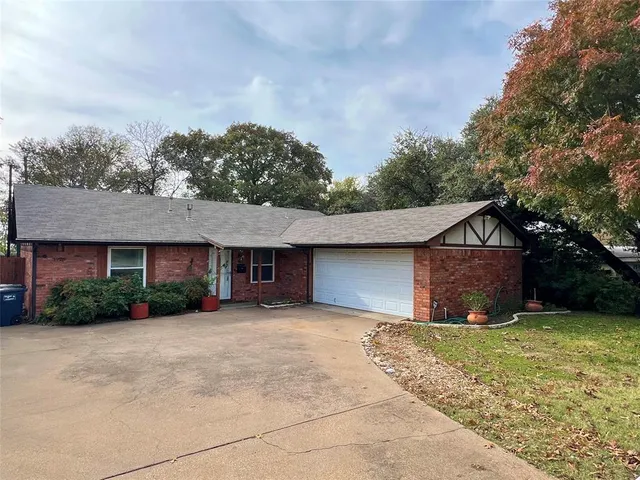 $2,295 | 3920 Sanguinet Street, Fort Worth, TX 76107