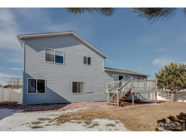a view of a house with backyard