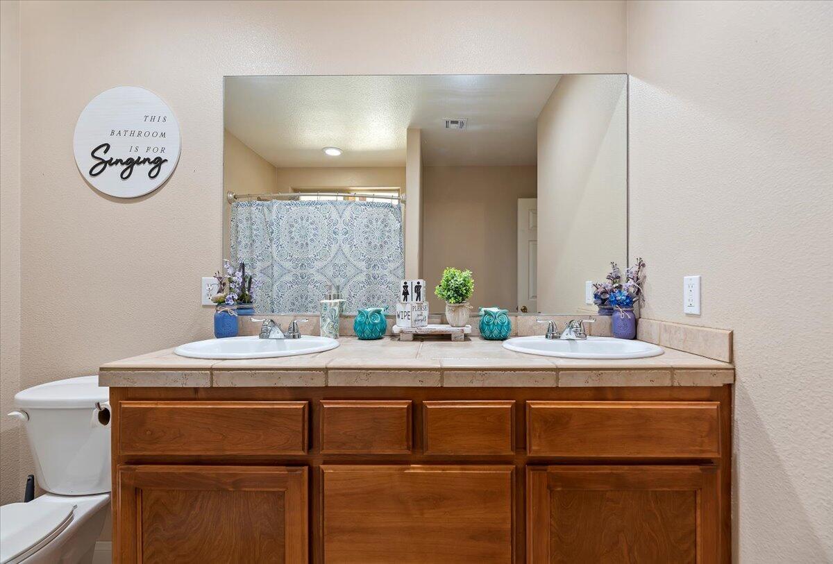 7562 Inca Trail Yucca Valley, CA 92284 - Photo 22 of 30 a bathroom with a sink and a mirror