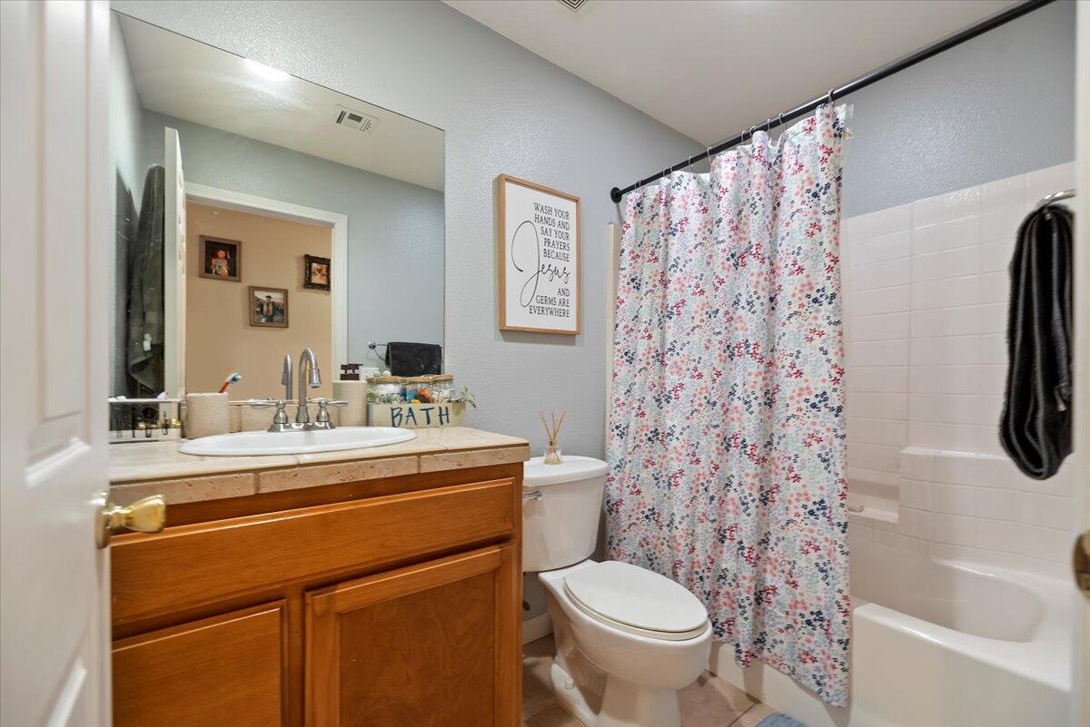 7562 Inca Trail Yucca Valley, CA 92284 - Photo 25 of 30 a bathroom with a sink toilet and shower
