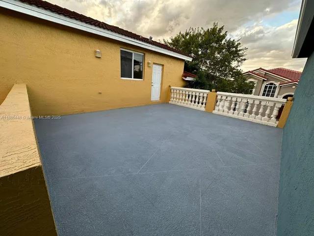 a view of sitting area with furniture