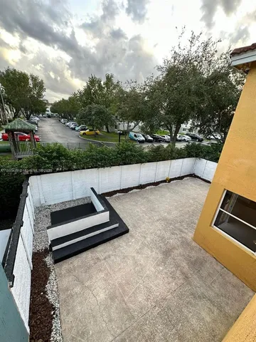 a view of a backyard