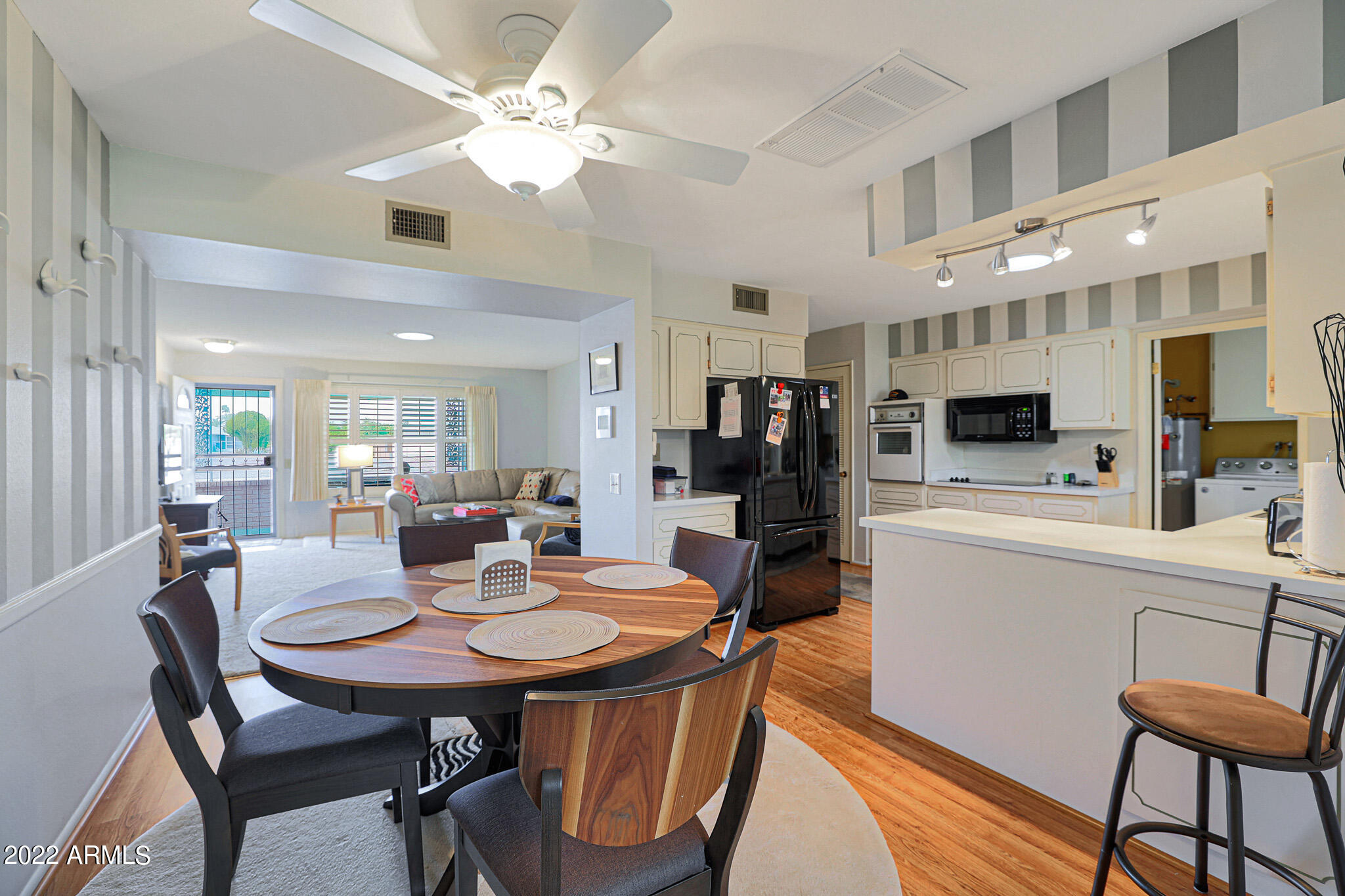 10025 West Pleasant Valley Road Sun City, AZ 85351 - Photo 12 of 30 Dining area