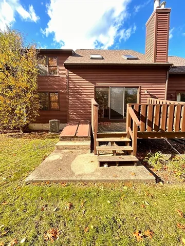 a view of a house with backyard