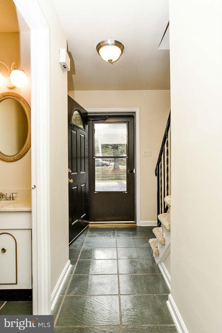 9120 Conservation Way Springfield, VA 22153 - Photo 2 of 22 Interior (General)