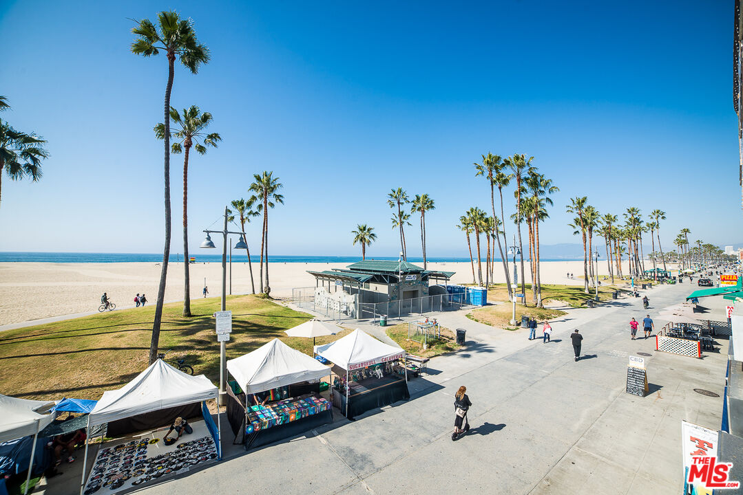 8 Brooks Avenue, Unit 5 Venice, CA 90291 - Photo 2 of 3 a view of a patio with swimming pool