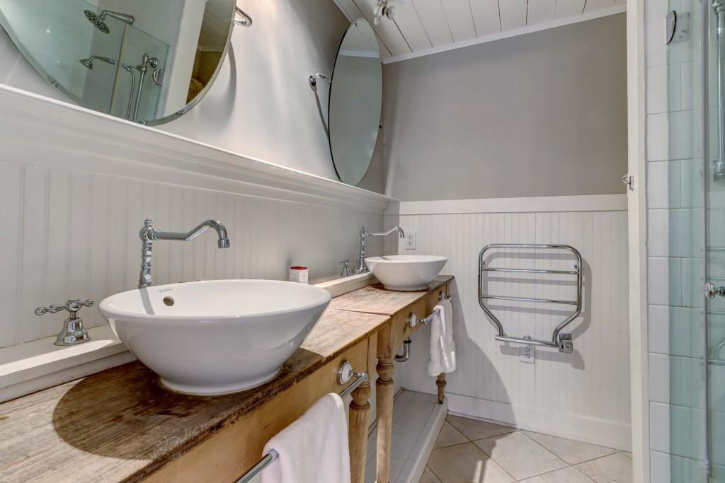 3520 Vinings Ridge Court Atlanta, GA 30339 - Photo 32 of 52 a bathroom with a bathtub and shower