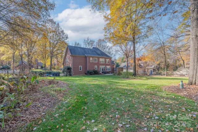 a view of a house with backyard and garden