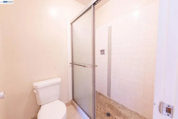 $2,950 | 3815 Harrison Street, Oakland, CA 94611
