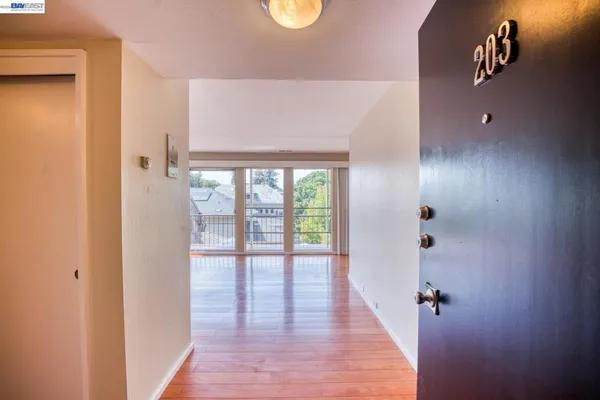 $2,950 | 3815 Harrison Street, Oakland, CA 94611