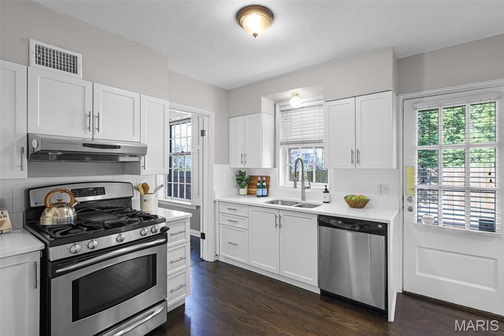 1009 South McKnight Road St. Louis, MO 63117 - Photo 9 of 30