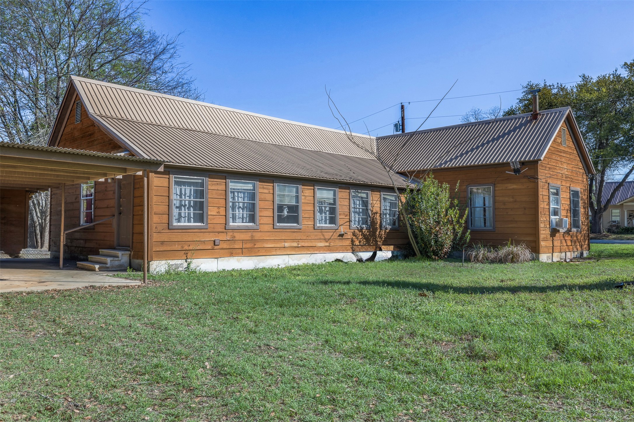 809 Main Street Lexington, TX 78947 - Photo 3 of 23 a front view of a house with a yard