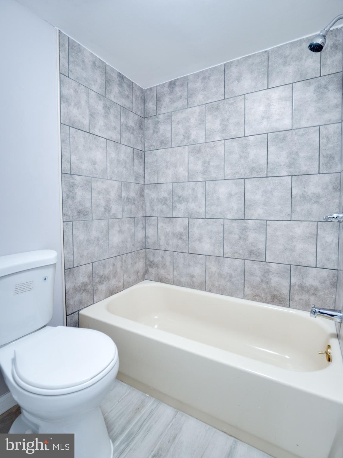 11963 Barrel Cooper Court Reston, VA 20191 - Photo 24 of 33 a bathroom with a toilet and bathtub