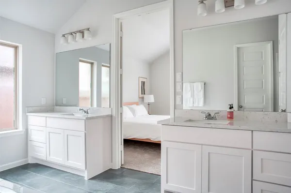 a en suite bathroom with 2 sink and a mirror