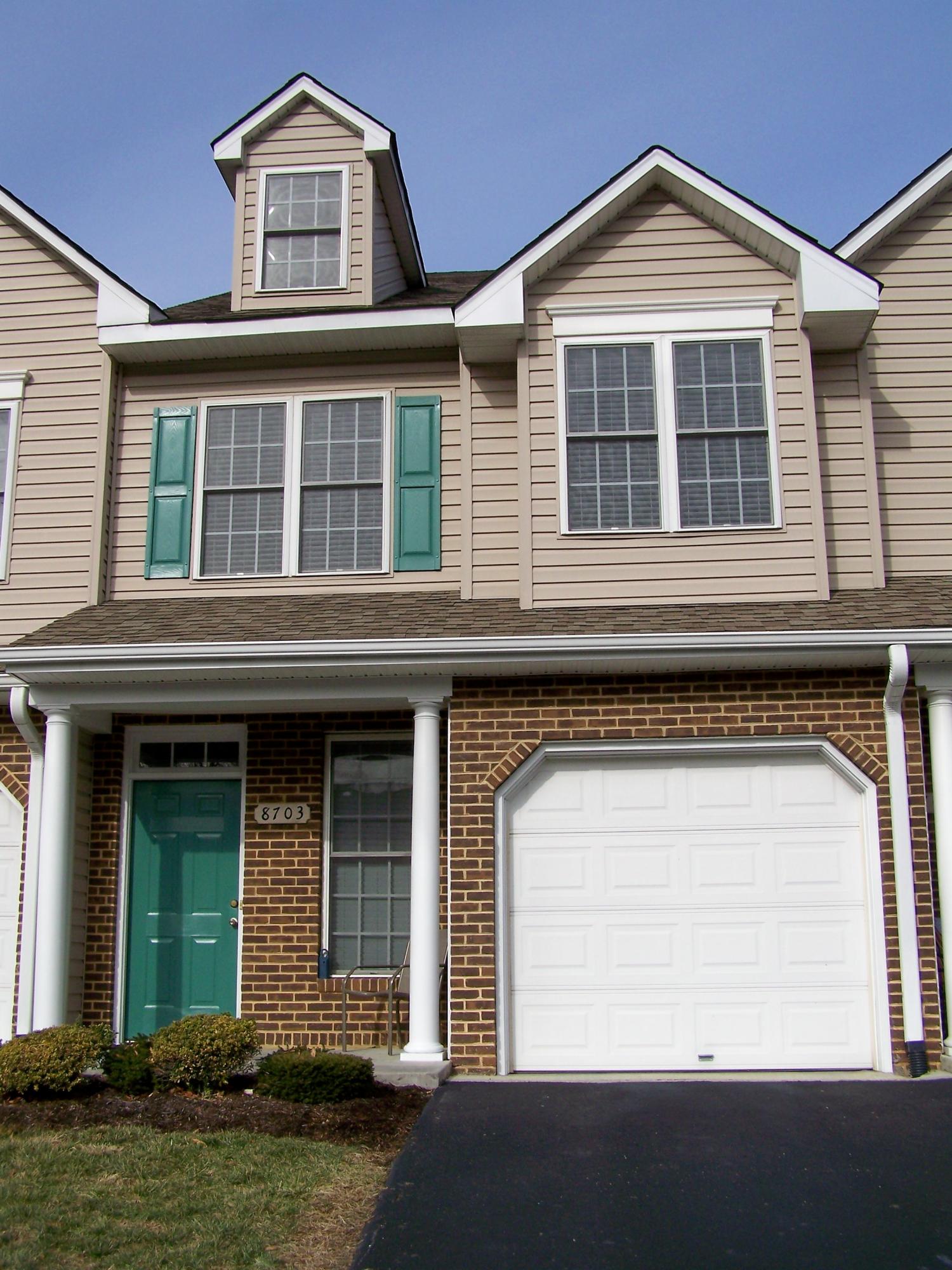 Attractive Townhouse w/ 1-car Garage
