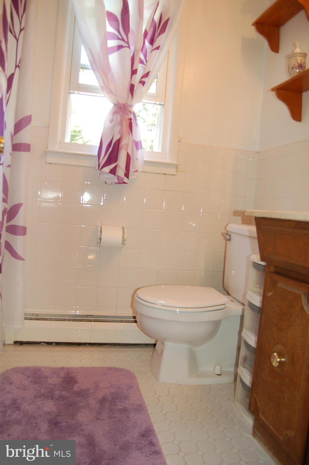 15002 Alaska Road Woodbridge, VA 22191 - Photo 11 of 21 Full bath for upstairs bedrooms