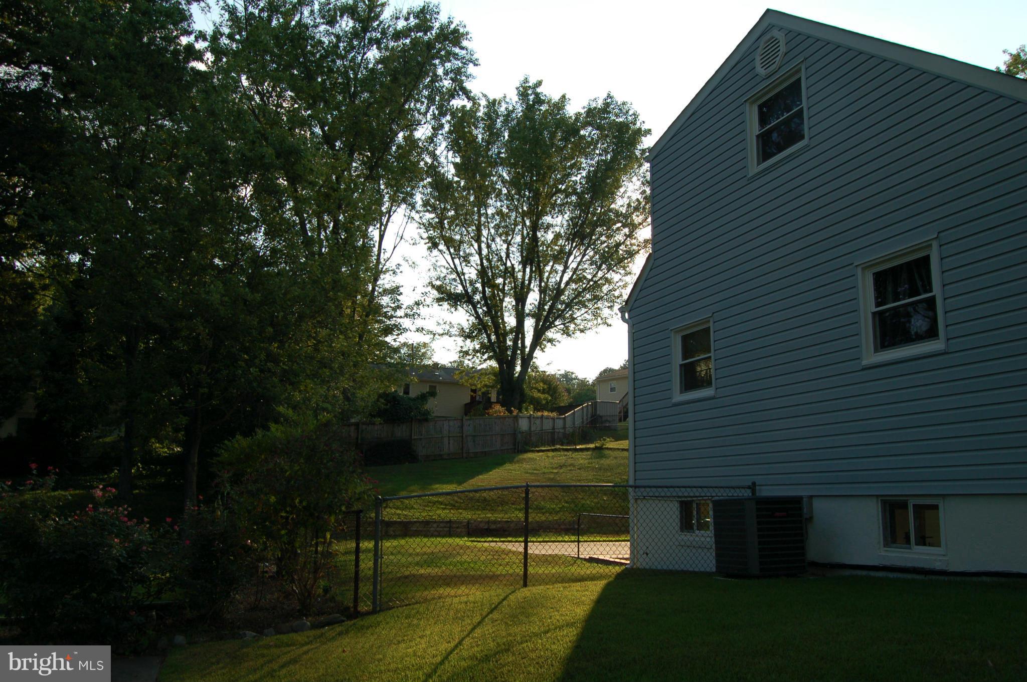 15002 Alaska Road Woodbridge, VA 22191 - Photo 4 of 21 Side Yard Looking into back
