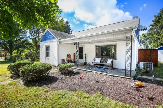 a view of a house with backyard and garden
