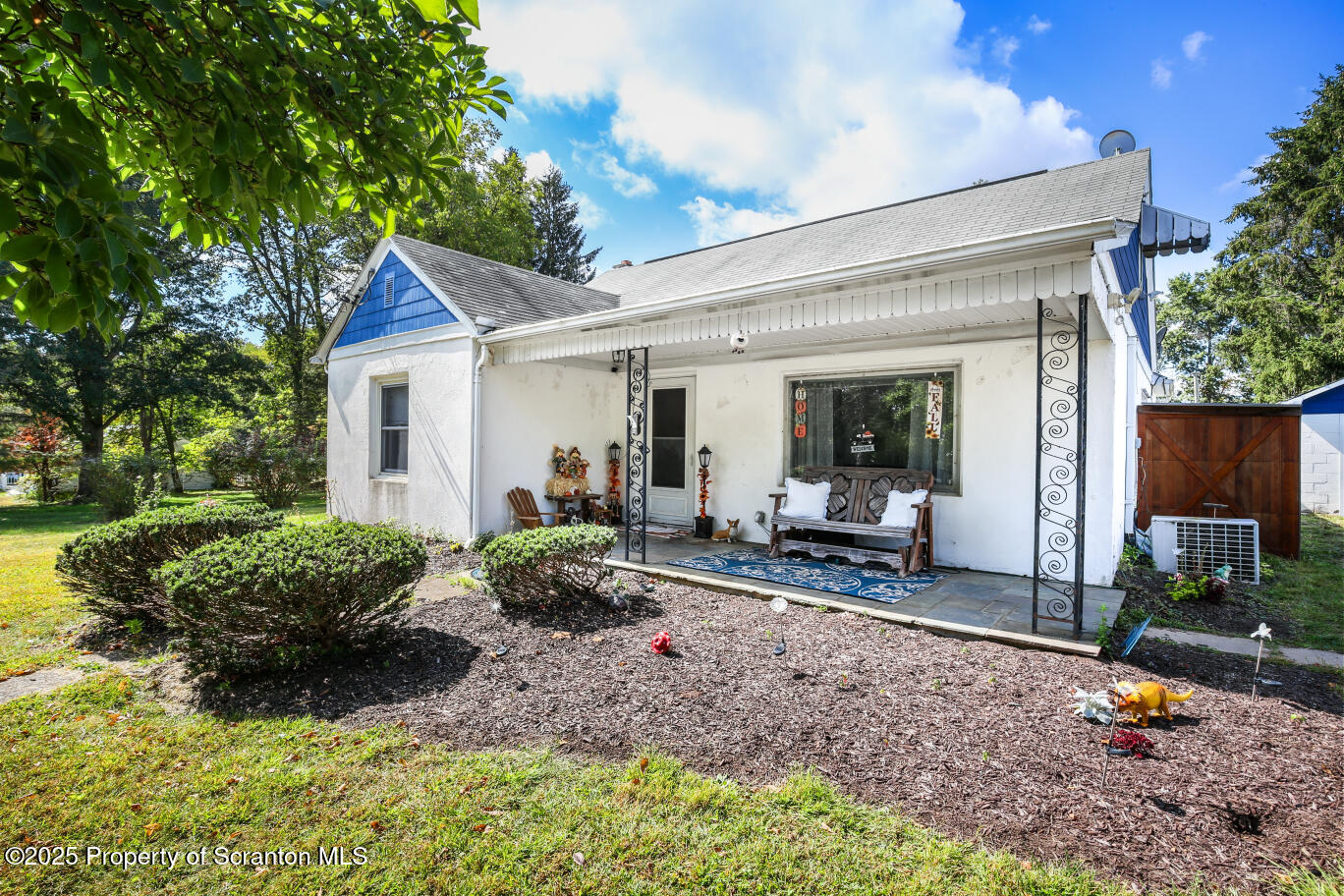 a view of a house with backyard and garden