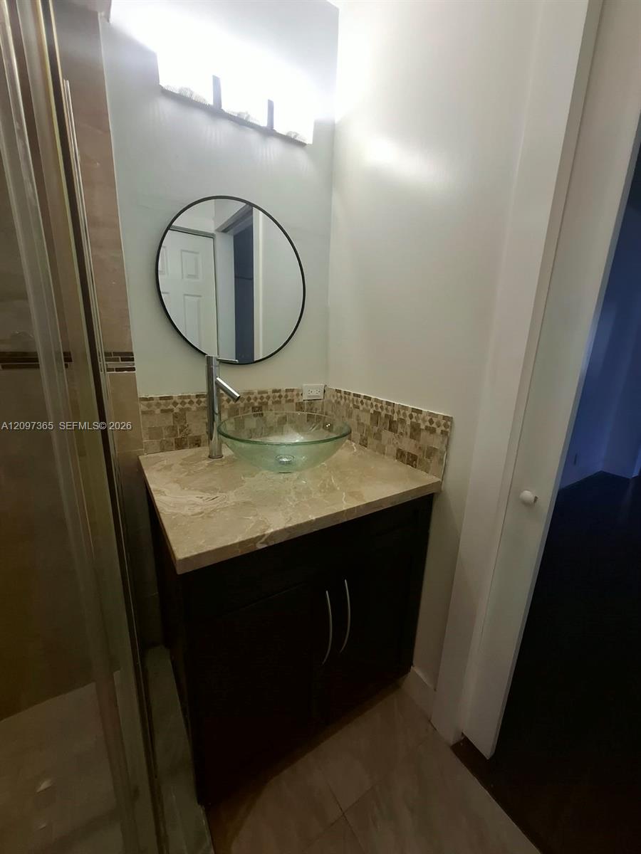 320 Racquet Club Road, Unit 104 Weston, FL 33326 - Photo 20 of 28 Gallery Image 20