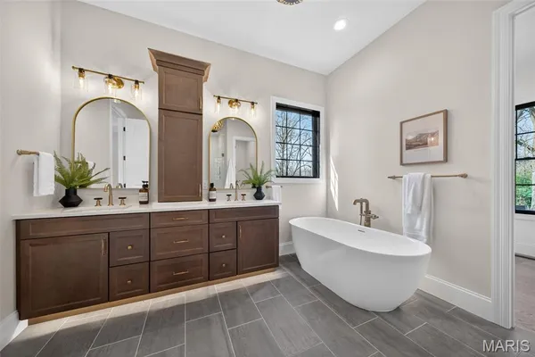 $3,390,000 | 8 Briarbrook Trail, St. Louis, MO 63131