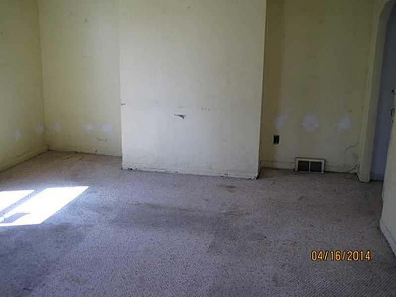 509 Oregon Avenue Rochester, PA 15074 - Photo 2 of 6 Living Room.