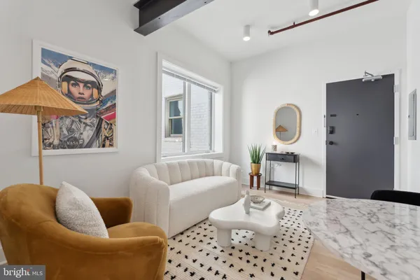 $2,875 | 901 King Street, Unit 305, Alexandria, VA 22314