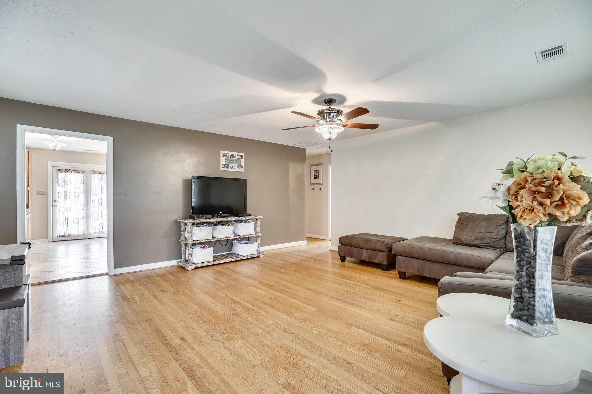 221 Chelsea Road Pasadena, MD 21122 - Photo 5 of 30 Living Room
