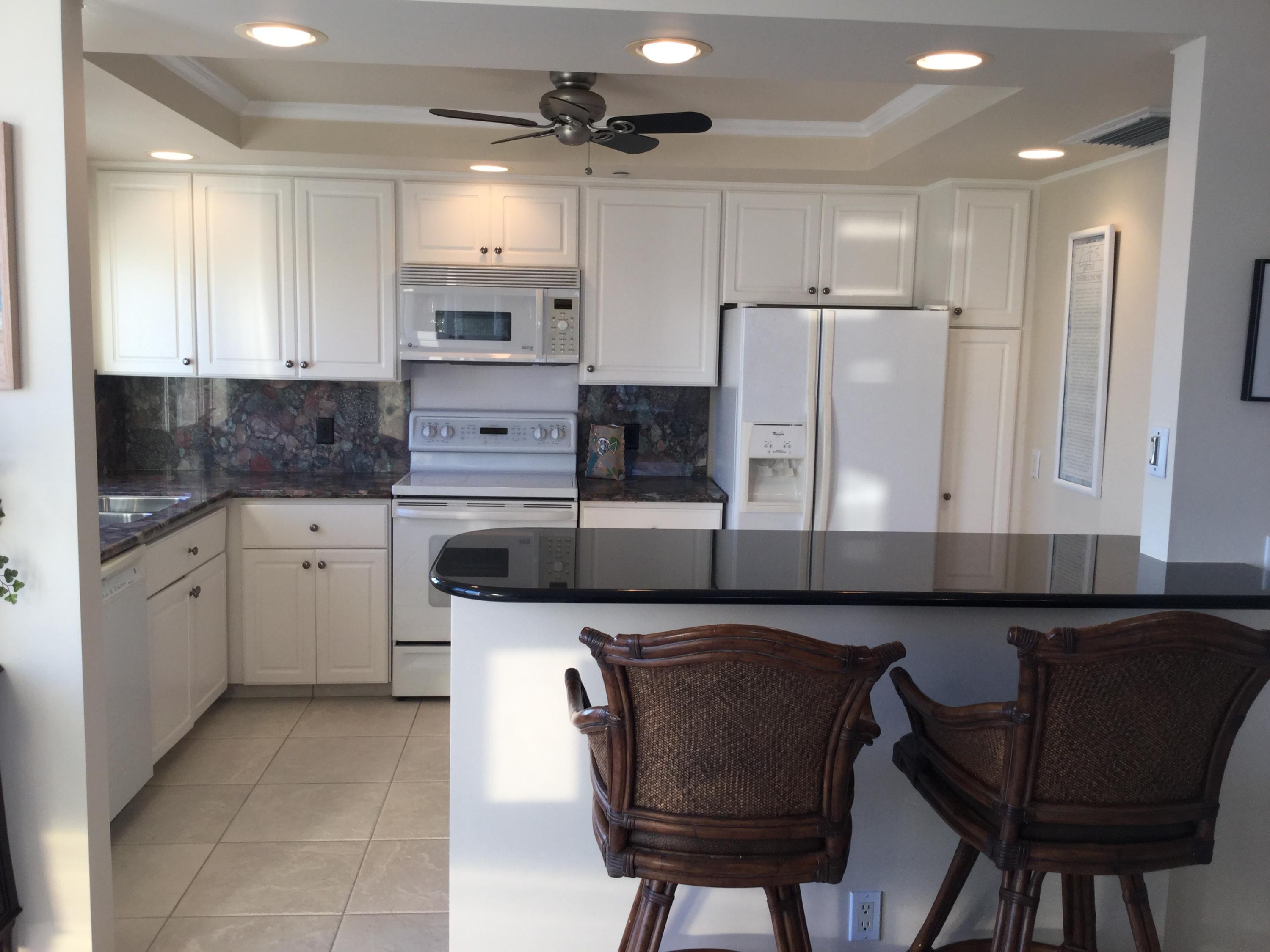 375 South Beach Road, Unit 901 PHA Tequesta, FL 33469 - Photo 5 of 23 Eat in bar in kitchen