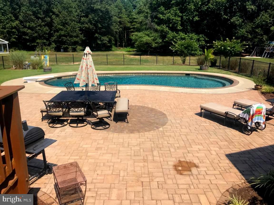 19095 Ridge Road Colonial Beach, VA 22443 - Photo 20 of 57 Alt view of enclosed patio with saltwater pool.