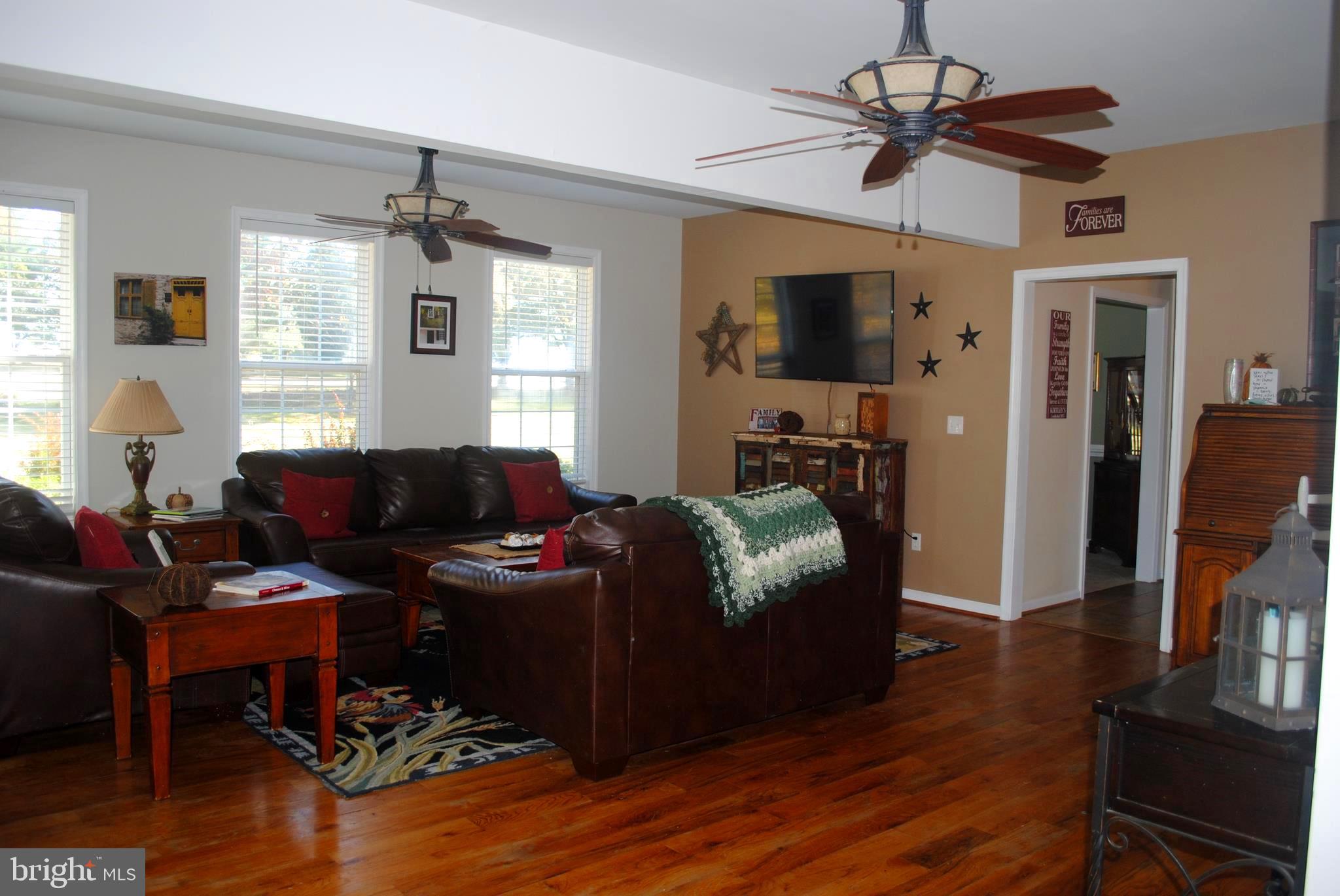 19095 Ridge Road Colonial Beach, VA 22443 - Photo 21 of 57 Living room.